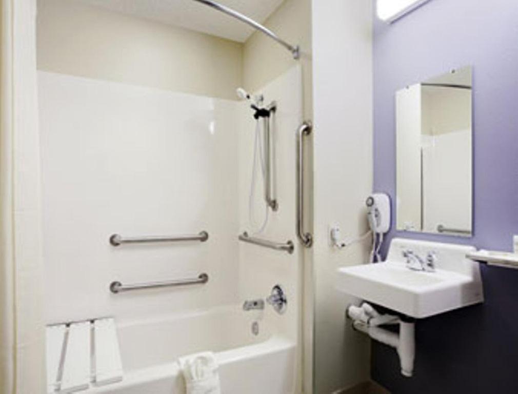 Microtel Inn & Suites By Wyndham Wellton Room photo